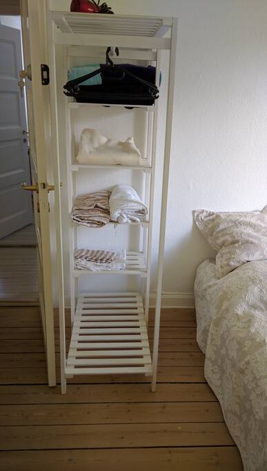 Garderobe, arbejdsbord, håndklæder og sengetøj.