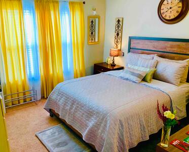 Cozy bedroom near airport and Percy Priest lake!