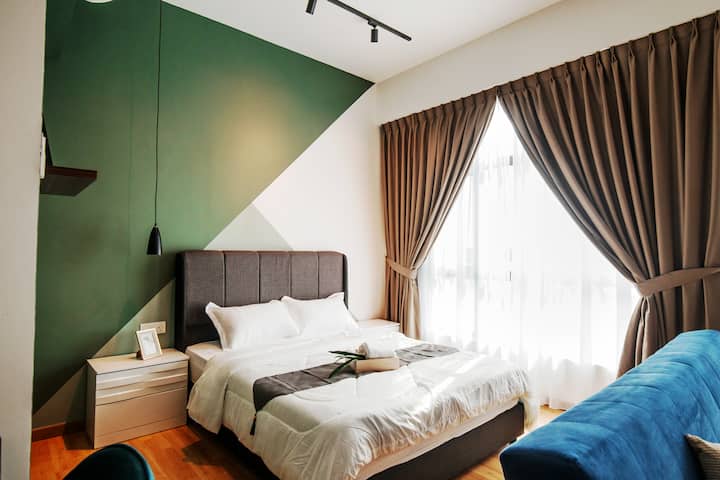 Mwanga mzuri wa jua kutoka baharini, ukitoa maisha kwa eneo hilo. 