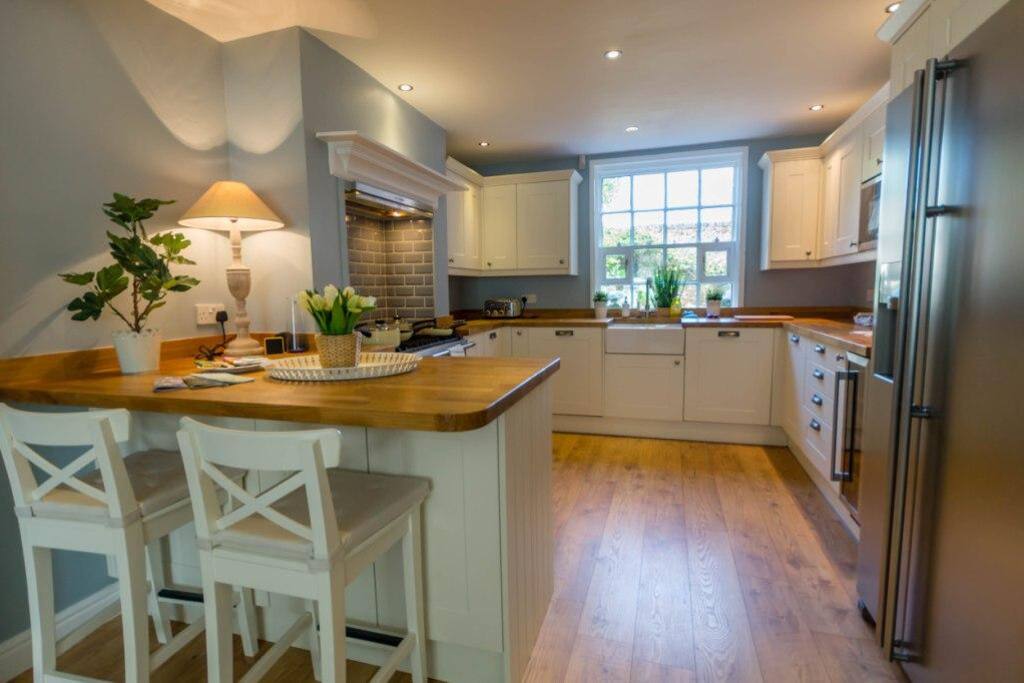 Large Kitchen with breakfast bar