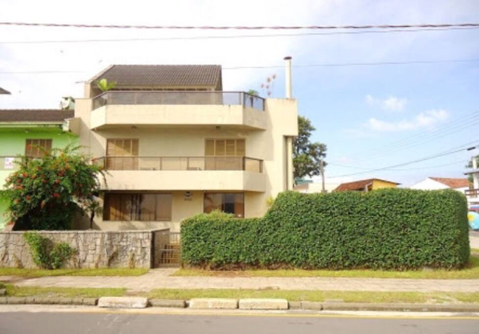 Fachada da escada. Casa de esquina.