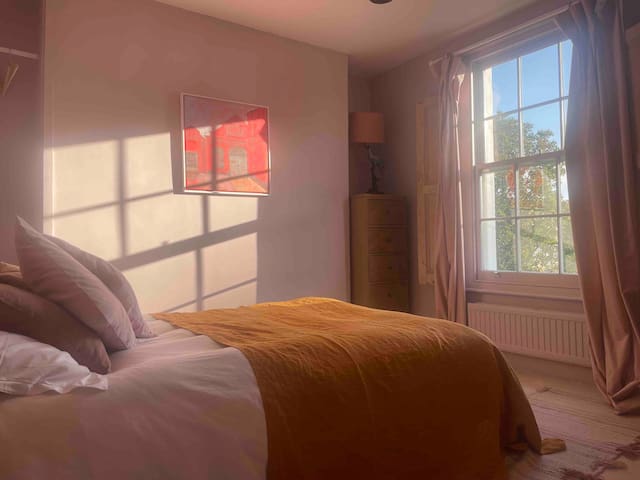 Charming Victorian house, sleeps 12 gallery image 2