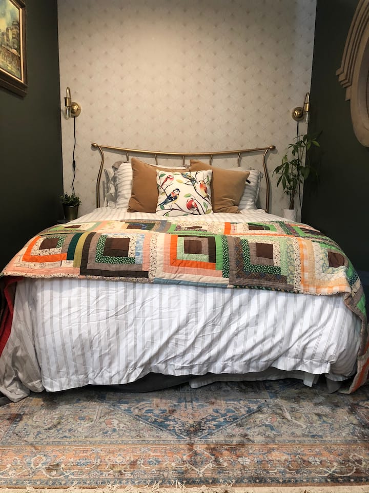 חדר שינה לאורחים בקומה התחתונה