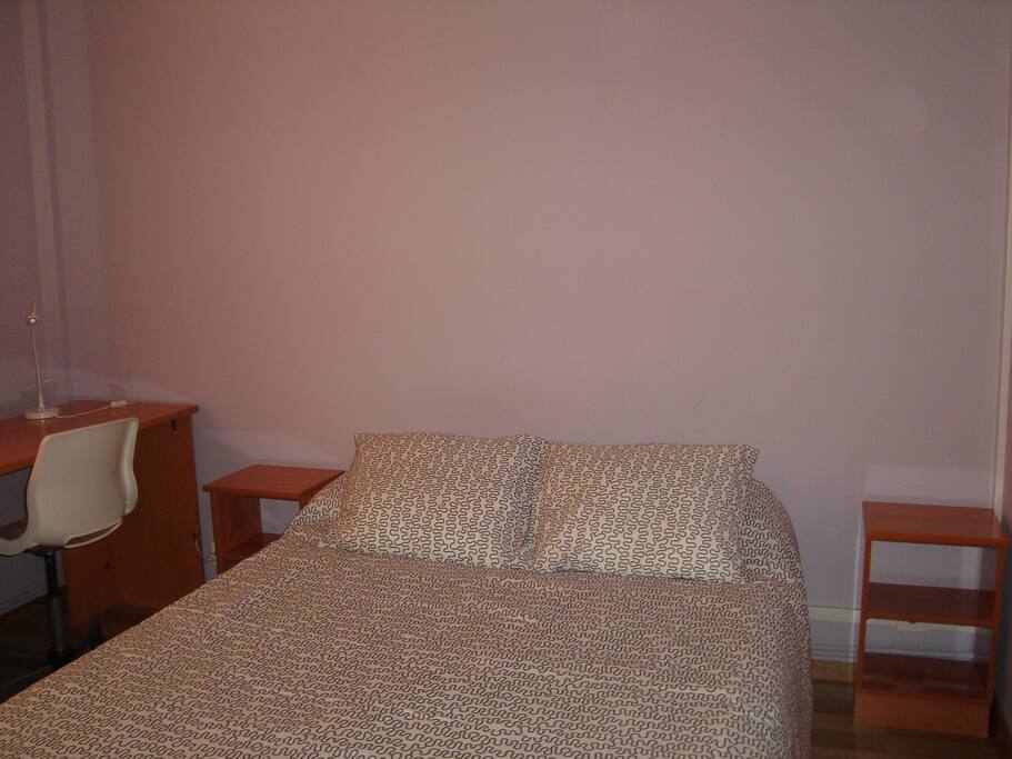 cama de 1,35 con 2 mesillas