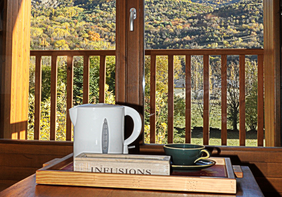 Tuca d'Alba es Confort. Disfruta, por ejemplo, de prados y montañas con una infusión junto a la chimenea.