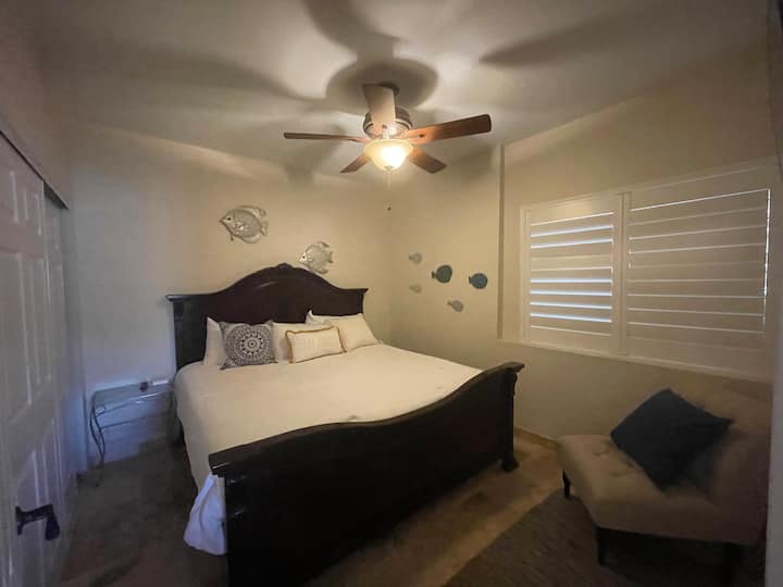 Спална соба 3 со брачен кревет (широк 180 - 200 см).  Вкупно три спални соби на долниот кат. 2 брачни и 1 брачен кревет (широк 150-179 см).  Оваа соба за риби ја нарекуваме.