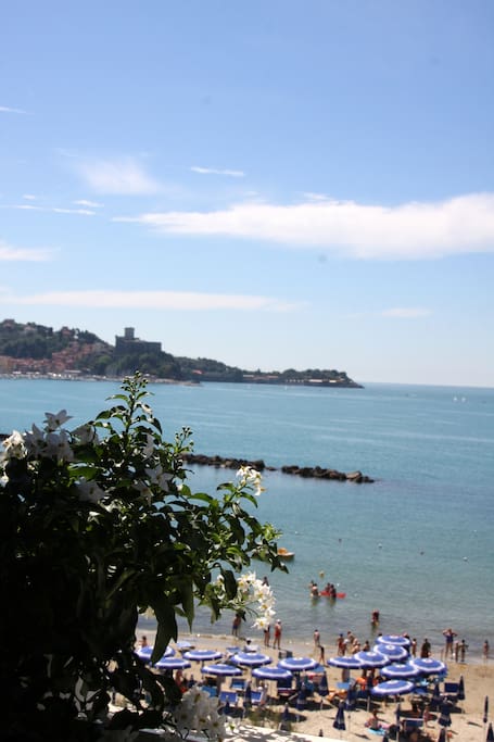 finestra con vista sui castelli di Lerici e San Terenzo