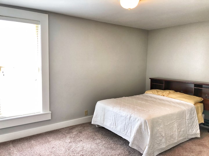 Upstairs Guest Bedroom with Queen Bed
