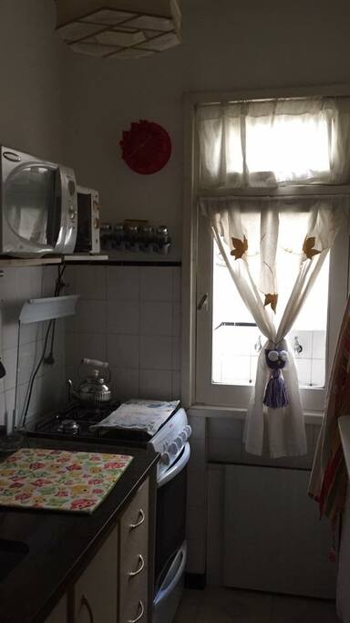 LA COCINITA ESTA EQUIPADA CON TODO LO QUE SE NECESITA. APARTE TIENE UN PEQUEÑO LAVADERO
