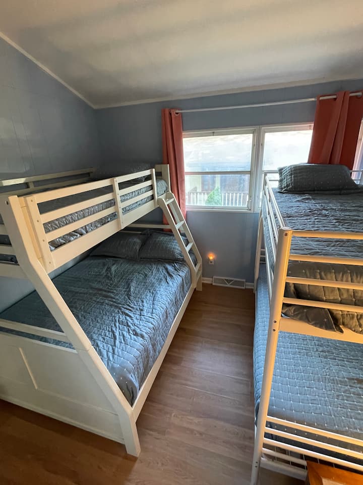 Chambre avec lits superposés (photo 1)