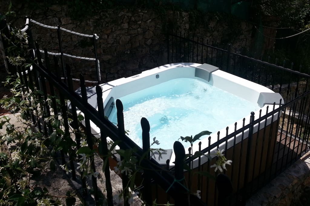 Whirlpool bathtub