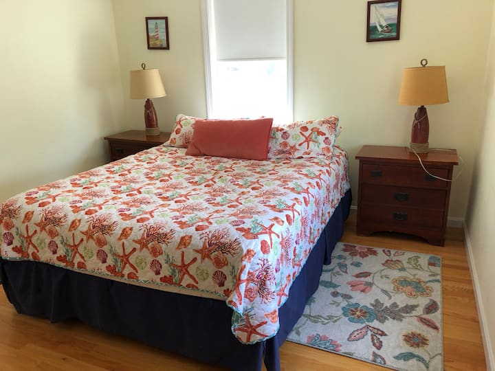 卧室位于一楼，距离全功能卫生间仅几步之遥。
