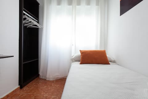 HABITACION INDIVIDUAL: CENTRICA, TV Y WIFI 300 MBS