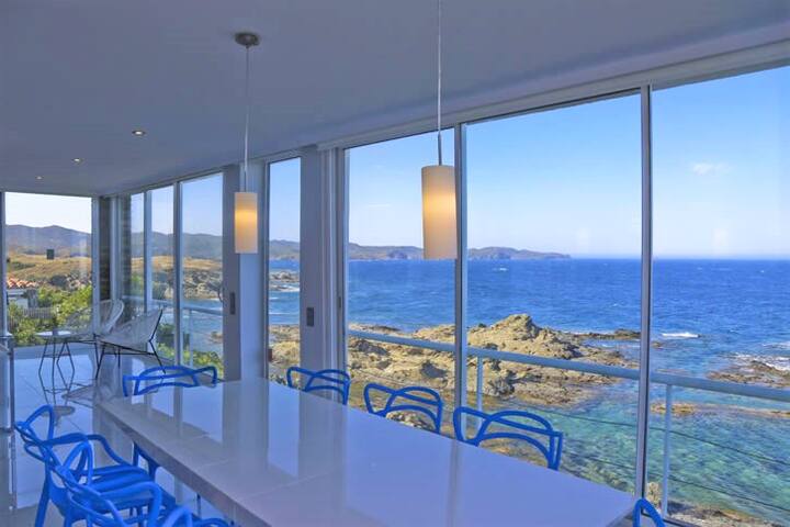 Max – Casa en primera línea de mar. gallery image 2