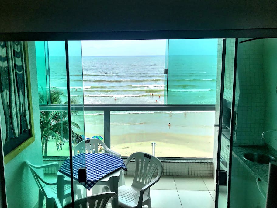 Vista da sala de estar e sacada.