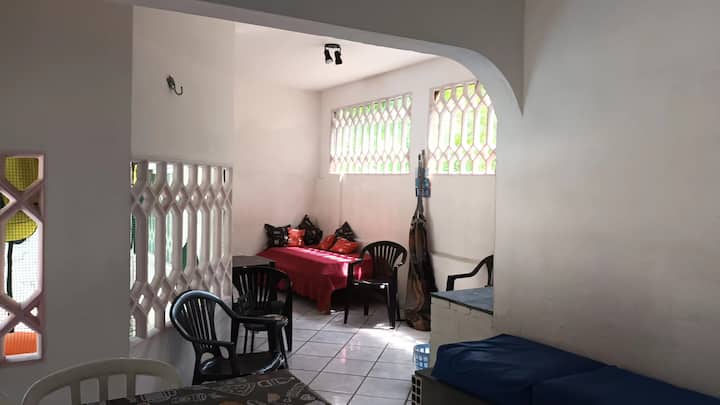 Espaço Da Vovó 
hula kitanda kwenye ghorofa ya chini, ufikiaji rahisi wa ♿ bafu kubwa lenye baa na chumba cha kuogea kilicho na Baa. 
Pia tunapatikana wakati kuna jua, kiti cha kuogea chenye magurudumu kwa hadi kilo 126.