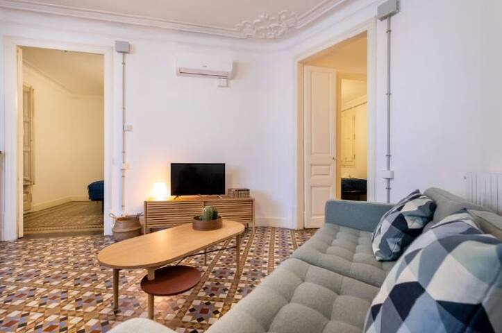 Apartment for large groups in Eixample gallery image 2