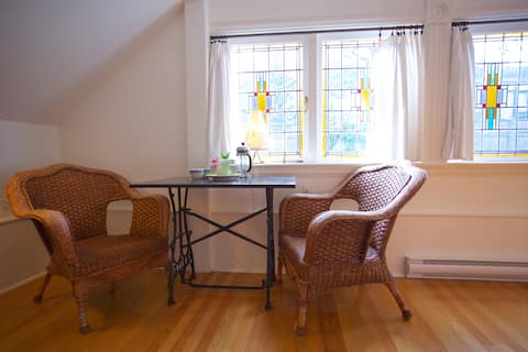 Successful Airbnb property: Lovely Guest Suite at the Historic Spring Cottage in James Bay