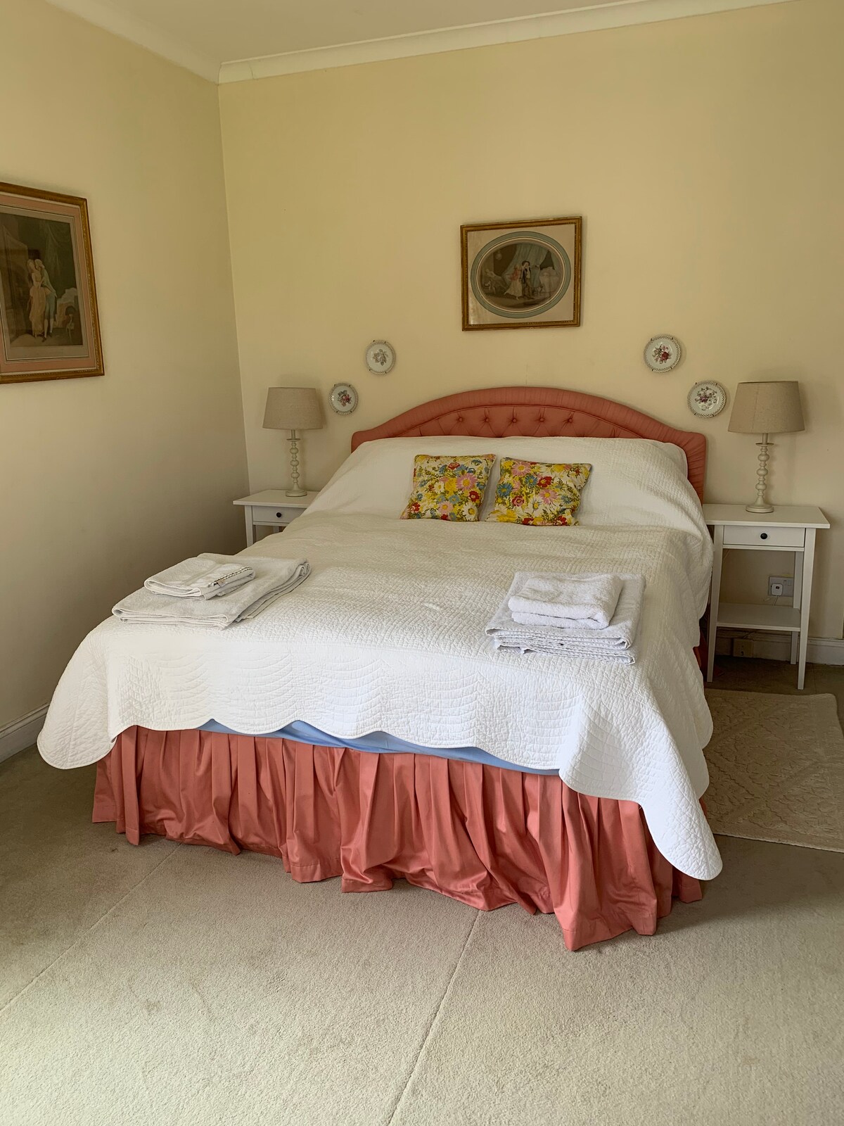 Glavna spavaća soba. Bračni krevet (180x200). Pogled na jezero.