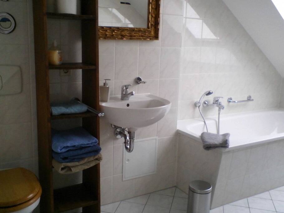 Bad mit Badewanne
