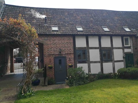 Top performing Airbnb: Riverside Court Cottage, city centre. Four-Poster in Hereford