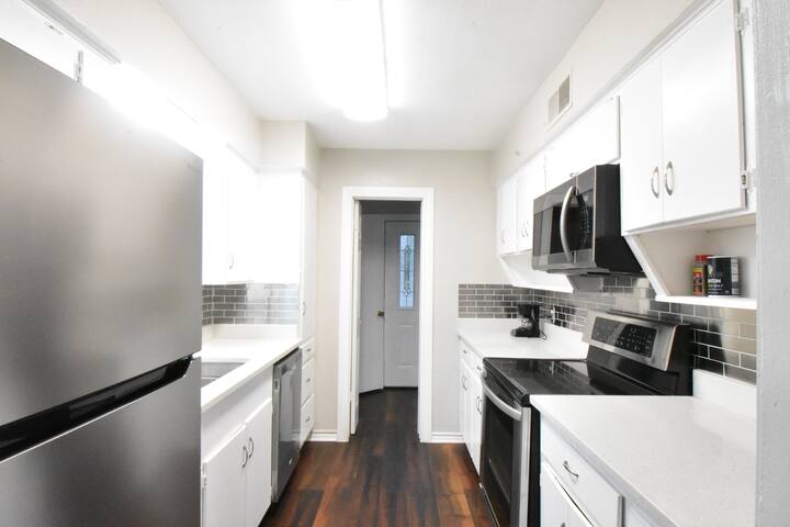 Full Duplex 6bed/4bath/4 car gar gallery image 3