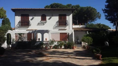 Top Airbnb: Private villa with terraces and garden by the sea a Siracusa