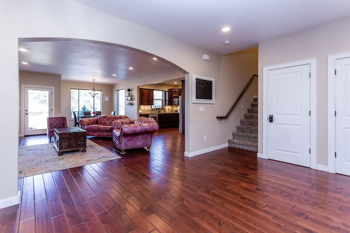 Hillcrest 4br 6 Bed, Last Minute Ok, 75" Qled Tv!! - Medford, OR