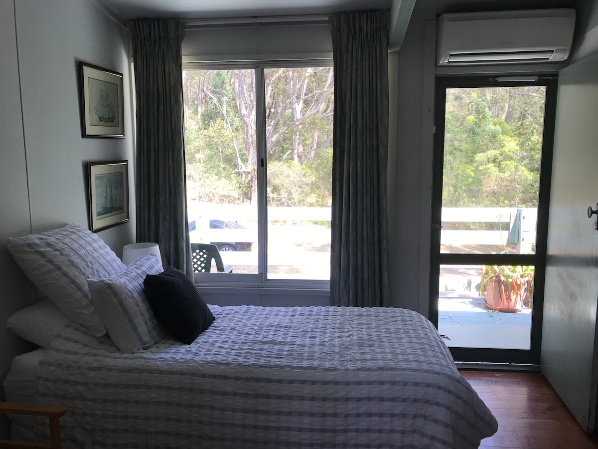 Chumba cha kulala 2 na kitanda kimoja cha mfalme na roshani 