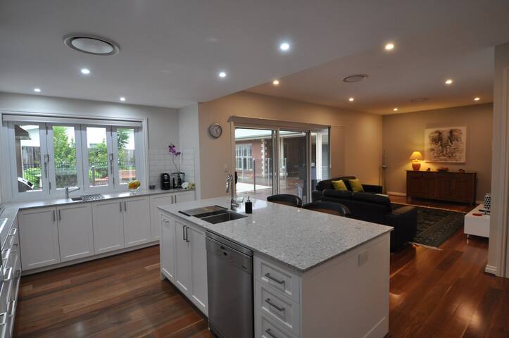 Sanctuary in Fig Tree Pocket – Spacious Sleeps 3