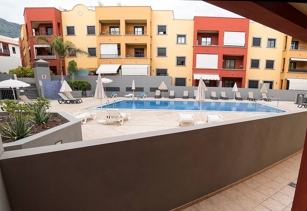 Vista de la piscina desde la terraza.