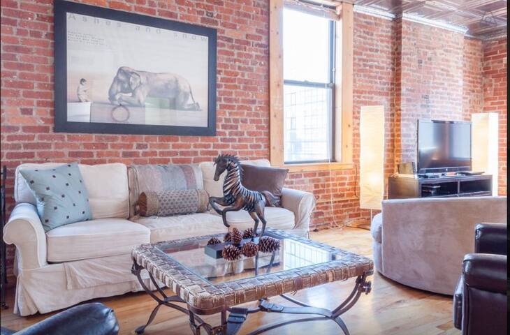 HUGE 2500 sq. ft. Loft in SoHo/Little Italy gallery image 4