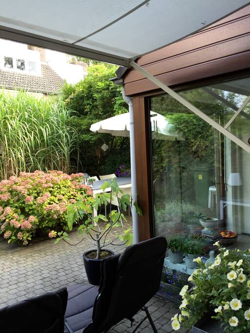 uitzicht op tuin vanaf eettafel