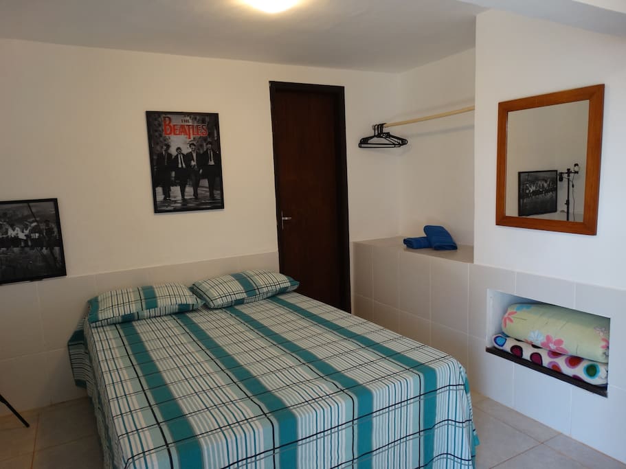 Suite com colchão bem confortável . Sono garantido.