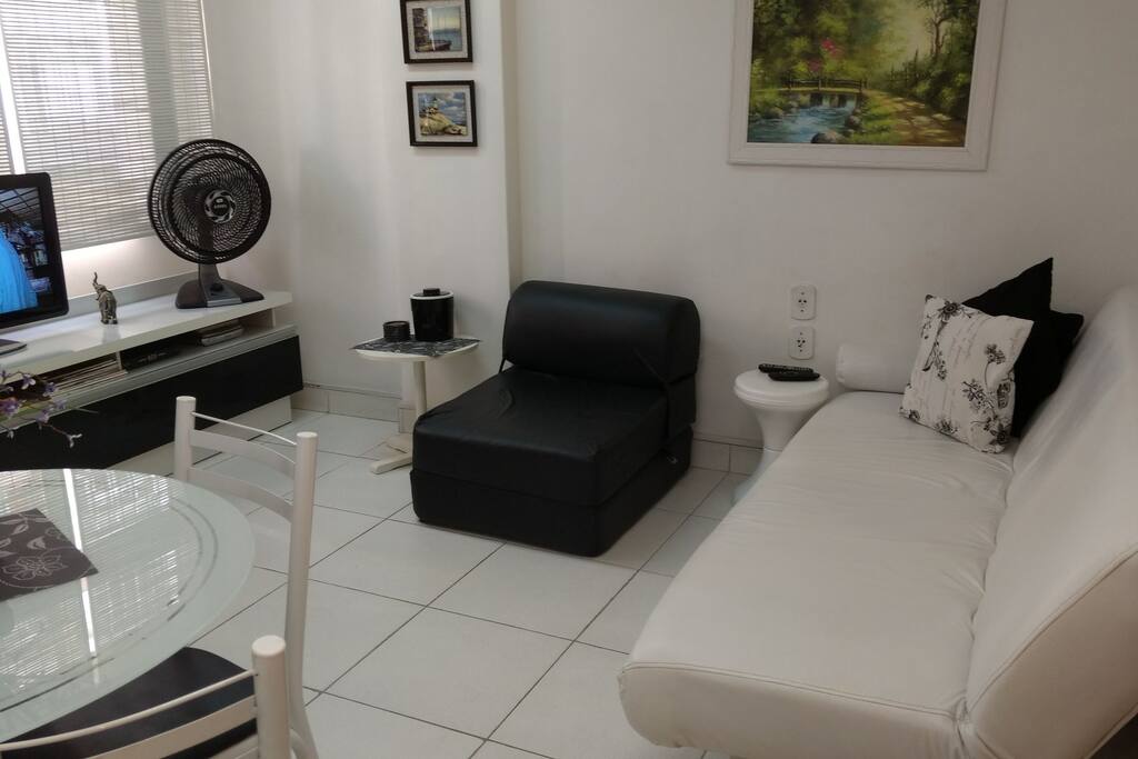 Sala com iluminação natural por janela com vista da avenida NS Copacabana.