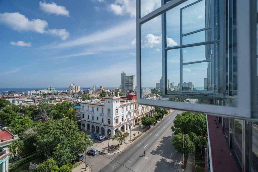 Vista desde la terraza a la Ciudad de la Habana y su céntrica avenida 23.