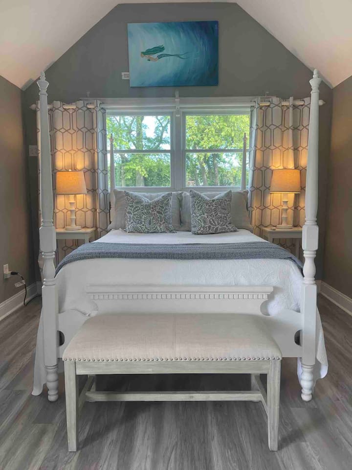 季节性泳池别墅卧室，配备全尺寸床和1/2个卫生间。（无淋浴） 