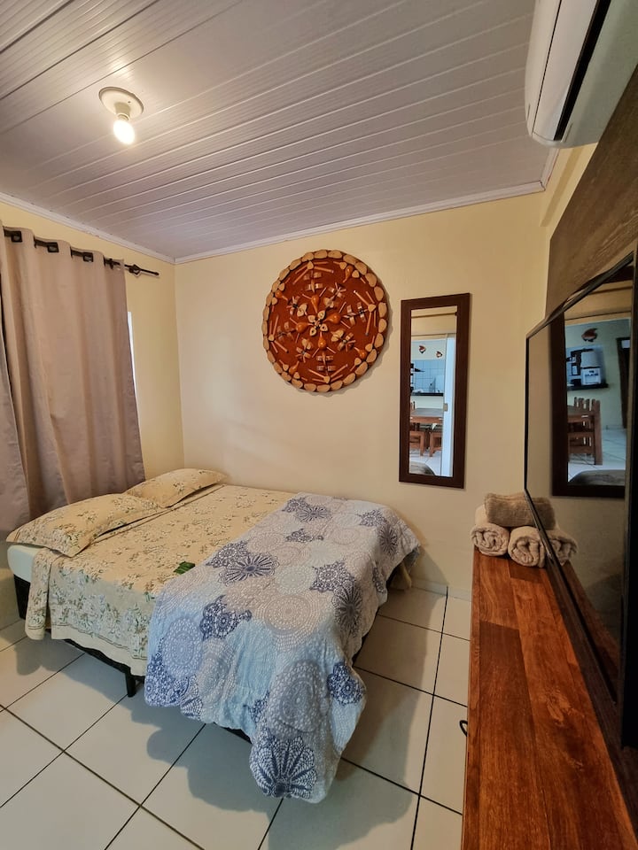 Spavaća soba 1 s bračnim krevetom,TV-om i klima-uređajem.