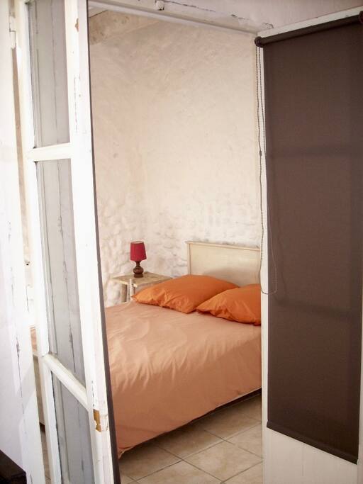 Chambre avec penderie et étagères.