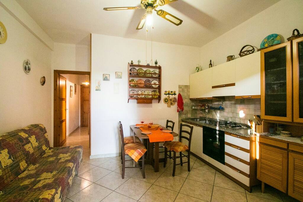 cucina (all'occorrenza il divano si trasforma in un letto matrimoniale facendo così aumentare i posti letto a 6)