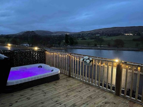 Luxury 2 bed lodge with lake view and hot tub