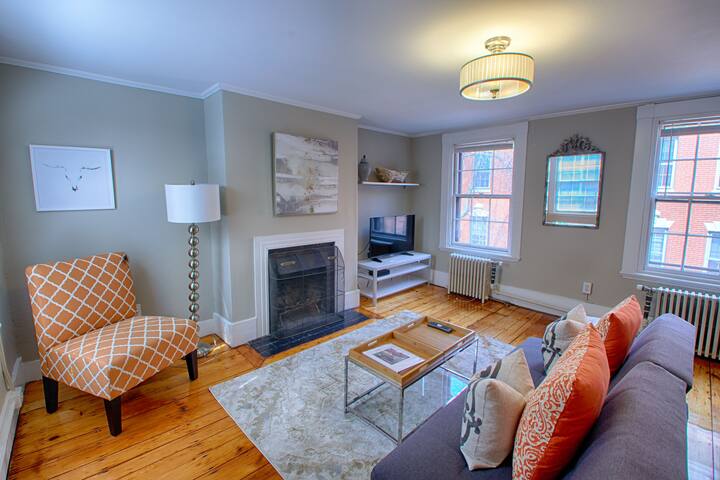 Сложный эклектичный интерьер гостиной. A b living. Бобби берк интерьеры. Hollywood glam в интерьере. A b living.