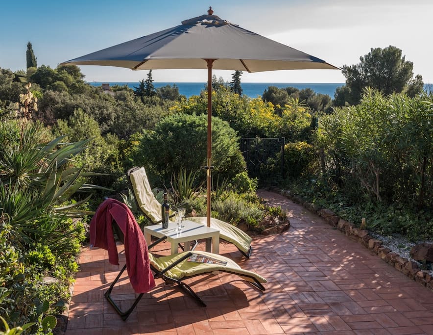 Garten und Terrasse mit Meeresblick