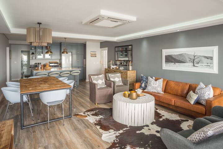 Sea Point Beach Front Gorgeous Apartment gallery image 5