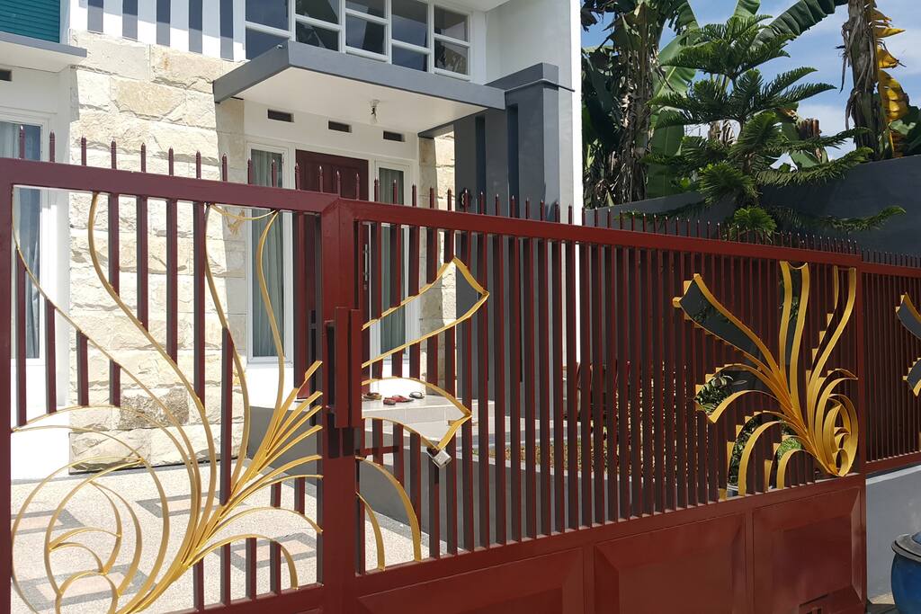 Tampak samping kiri halaman Villa