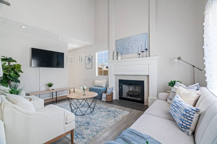 5BR/3BA NEW Game Room, Pool + Arcade + Fire Pit! gallery image 4