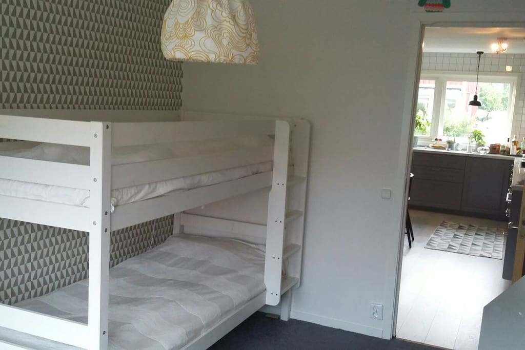Sovrum nr 2. En våningssäng med 90 sängar.