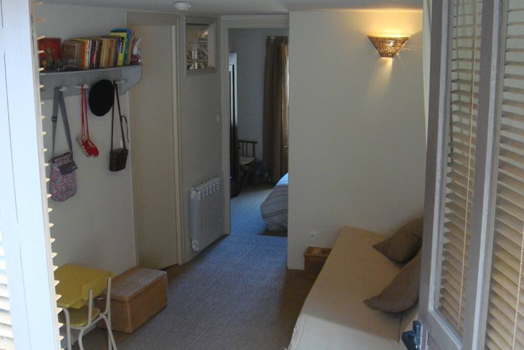 La chambre de l'entrée vue de la porte