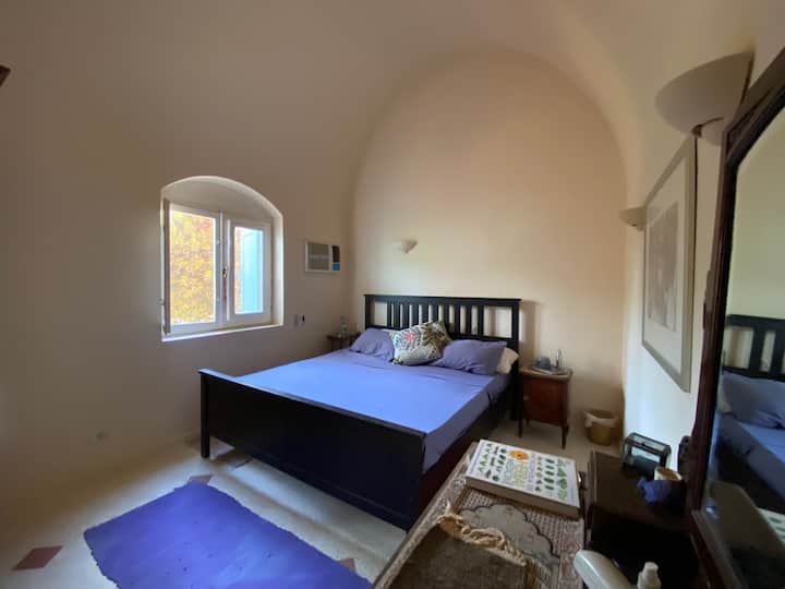 Главна спална соба: брачен кревет (широк 150-179 см) и високи тавани 