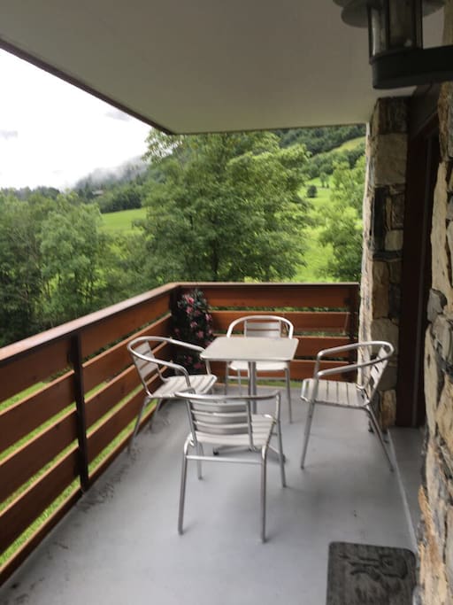 Private balcony with free view into the valley (south)
/ Prrivater Balkon mit freier Aussicht nach Süden, herrlich dort in der Sonne zu verweilen
